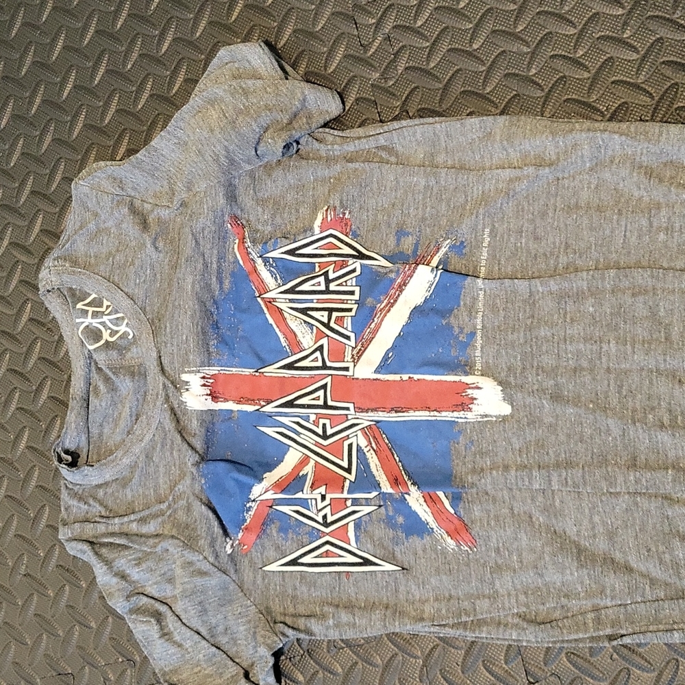 Womens medium Chaser Def Leppard short sleeve shirt